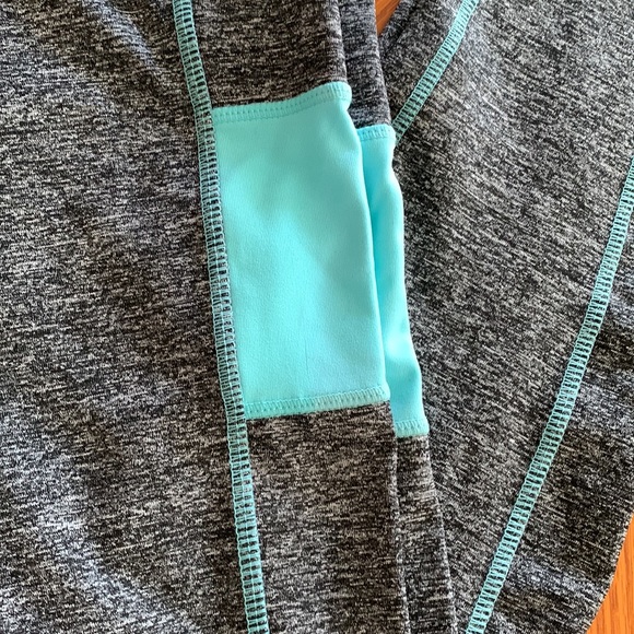 Heathered gray leggings with teal accents 🟥 - Picture 2 of 5